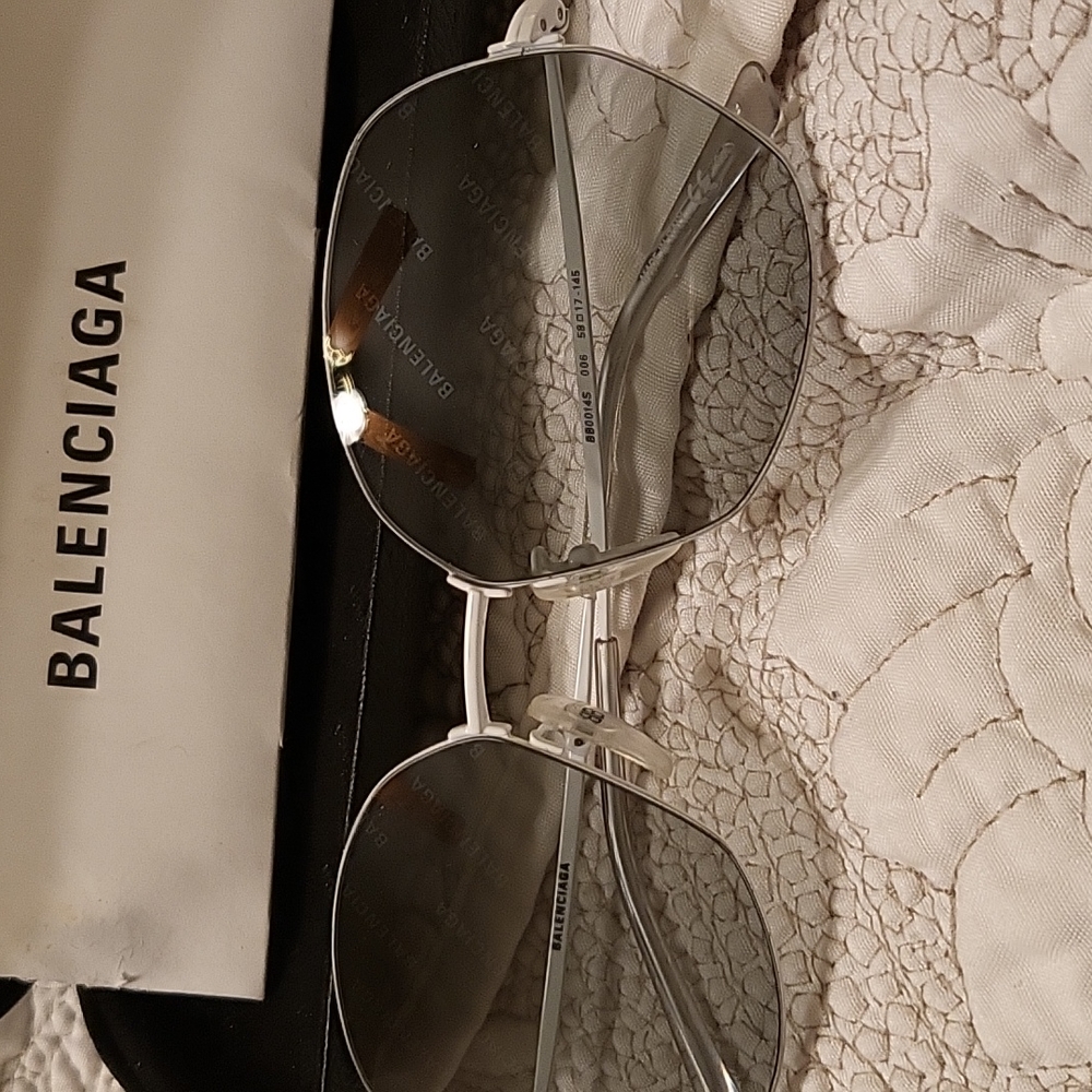 Balenciaga beautiful sunnies! Like new. - Picture 2 of 6